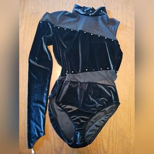 Asemtrical velvet black leo al